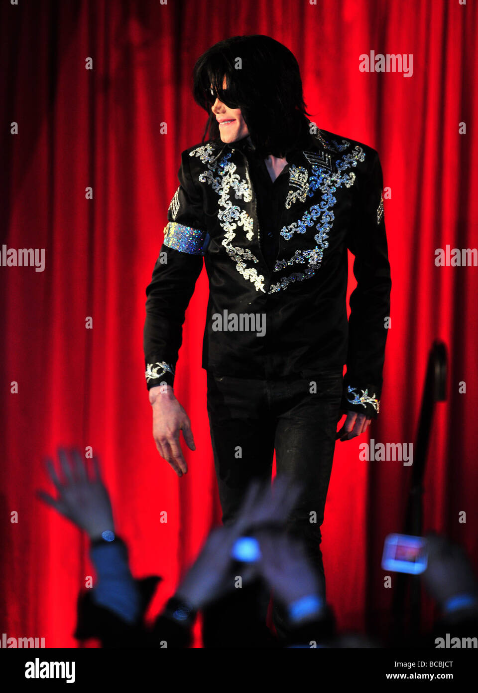 Michael Jackson alla O2 Arena di Londra dove ha svelato i piani per la sua rimonta concerti facendo voto che sarà il suo ultimo giovedì 5 marzo 2009 Jacko 50 giocherà 10 mostra a Londra nel mese di luglio in un 50milioni di euro tour chiamato questo è ciò che egli ha detto a urlare a ventole a Londra s O2 quando dico che questo è davvero questo è il sipario finale chiamata che sarà il suo primo concerti live in 12 anni Foto Stock