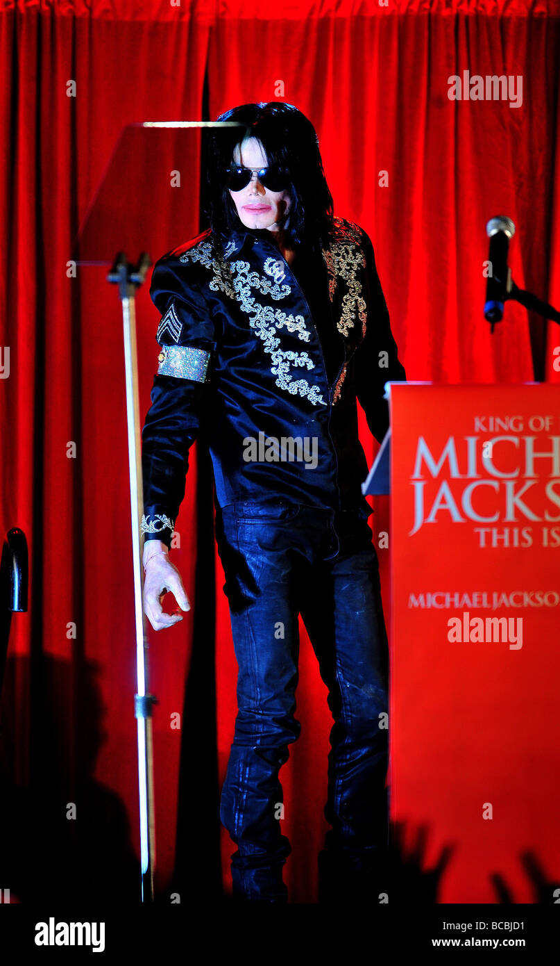 Michael Jackson alla O2 Arena di Londra dove ha svelato i piani per la sua rimonta concerti facendo voto che sarà il suo ultimo giovedì 5 marzo 2009 Jacko 50 giocherà 10 mostra a Londra nel mese di luglio in un 50milioni di euro tour chiamato questo è ciò che egli ha detto a urlare a ventole a Londra s O2 quando dico che questo è davvero questo è il sipario finale chiamata che sarà il suo primo concerti live in 12 anni Foto Stock