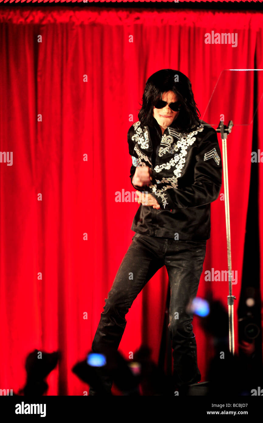 Michael Jackson alla O2 Arena di Londra dove ha svelato i piani per la sua rimonta concerti facendo voto che sarà il suo ultimo giovedì 5 marzo 2009 Jacko 50 giocherà 10 mostra a Londra nel mese di luglio in un 50milioni di euro tour chiamato questo è ciò che egli ha detto a urlare a ventole a Londra s O2 quando dico che questo è davvero questo è il sipario finale chiamata che sarà il suo primo concerti live in 12 anni Foto Stock