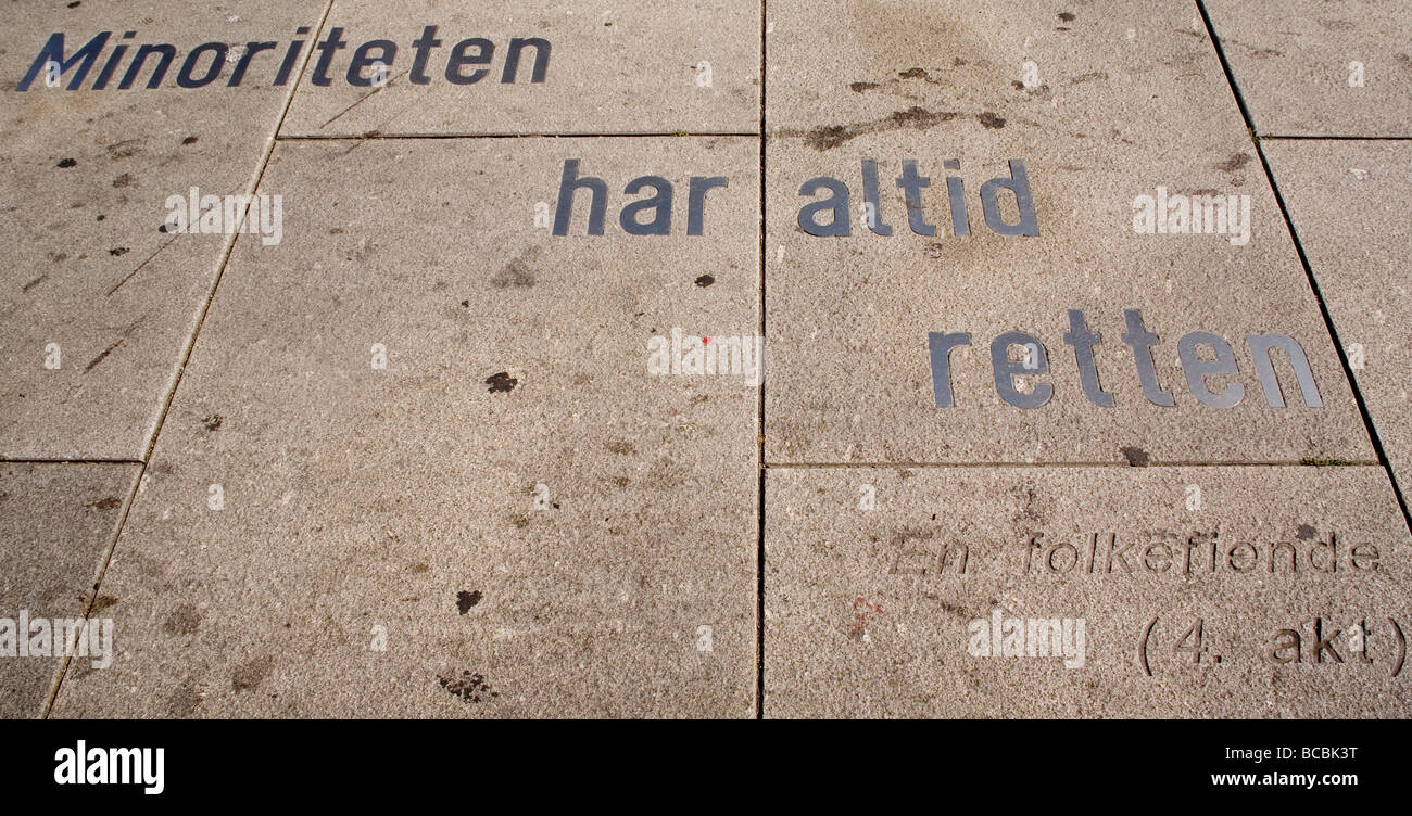 Norvegia Oslo Ibsen citare 'la minoranza è sempre giusto', impostare nella pavimentazione sulla Karl Johan street Foto Stock