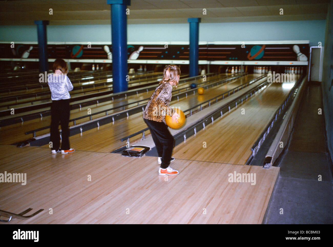Ten Pin Bowling ragazze adolescenti Bowling Foto Stock