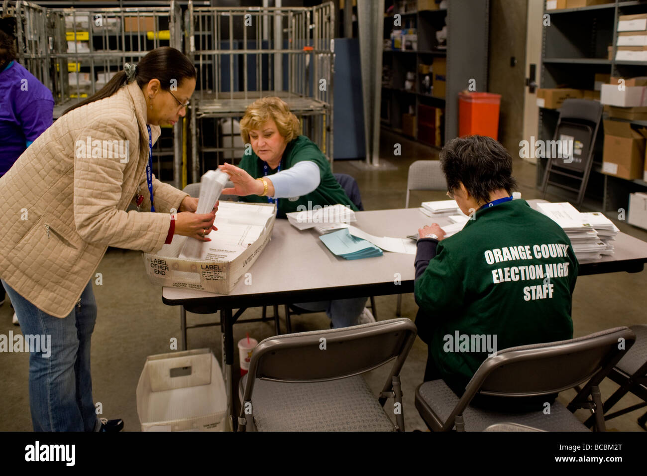 Sulla notte elettorale inviata in absentee scrutini sono ricevuti e preparati per il conteggio all'Orange County Registrar di elettori Foto Stock