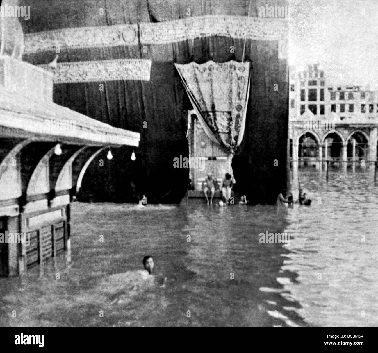 Arabia Saudita la storica Kaaba della Grande Moschea di Mecca durante la grande alluvione del Giubileo del mese di luglio 1950 Foto Stock