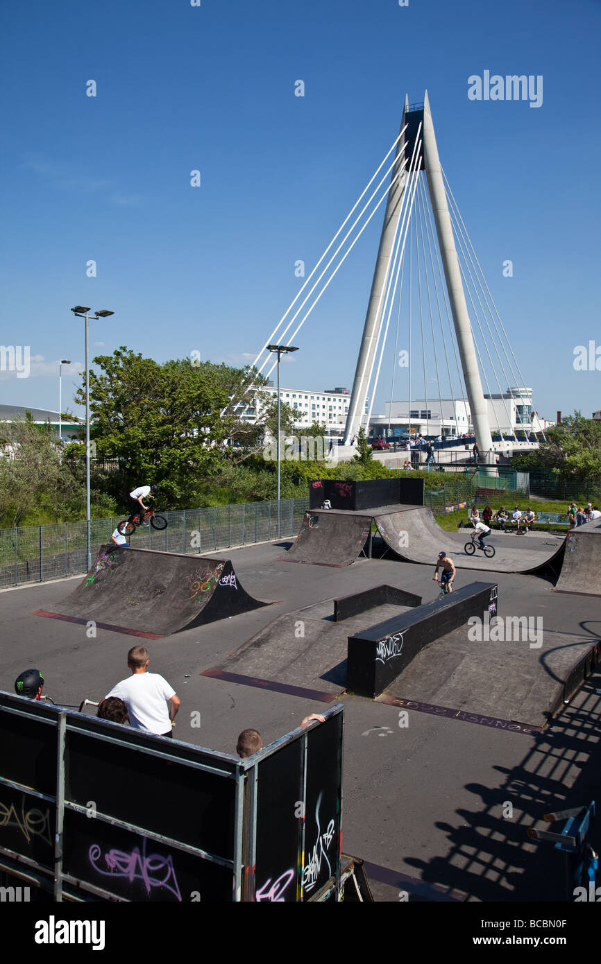 Arena di skateboard con Marine via ponte in background a Southport Foto Stock