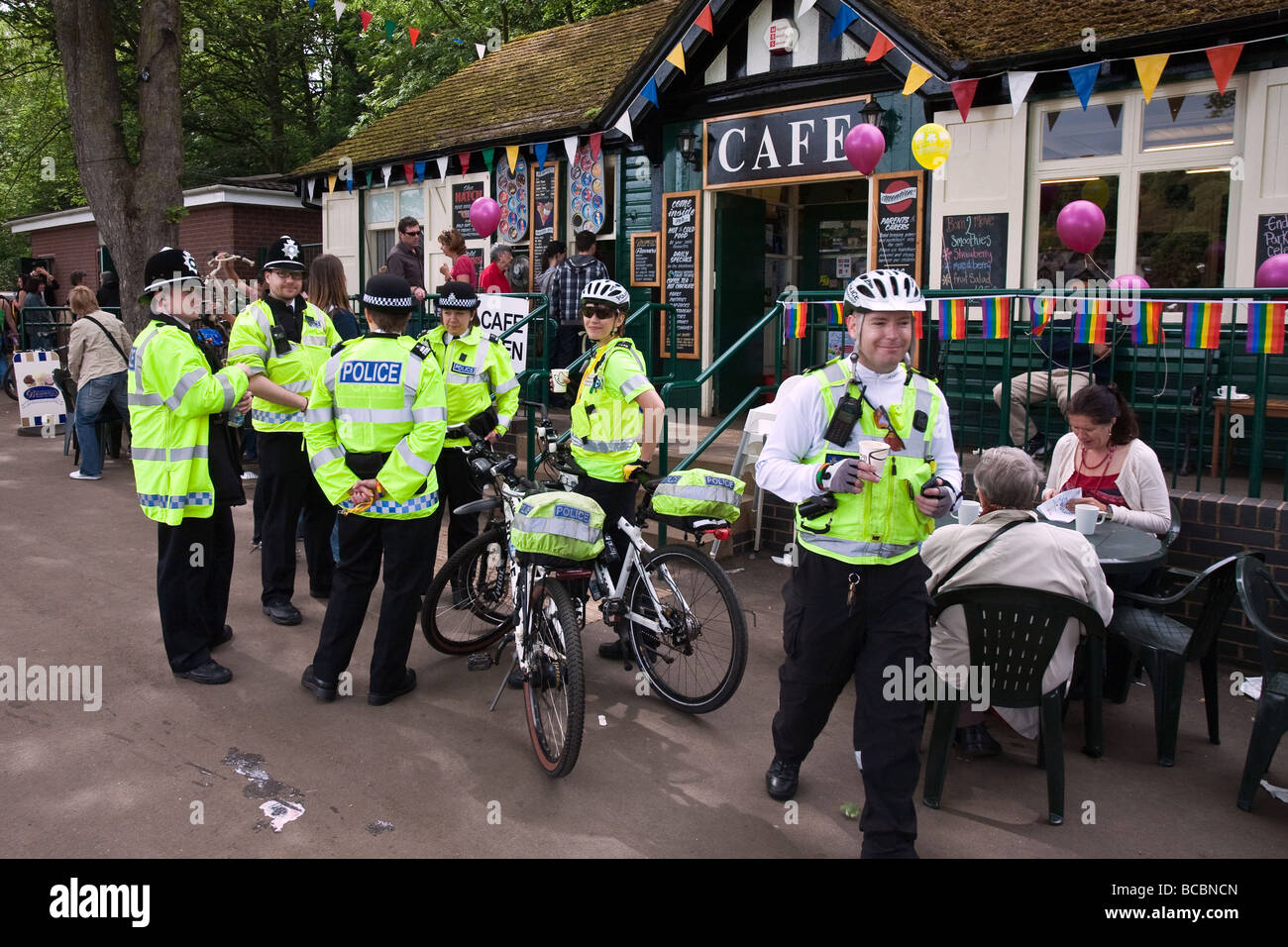 Un gruppo di poliziotti e di donne al di fuori di un cafe in Endcliffe Sheffield Park durante il Gay Pride Foto Stock