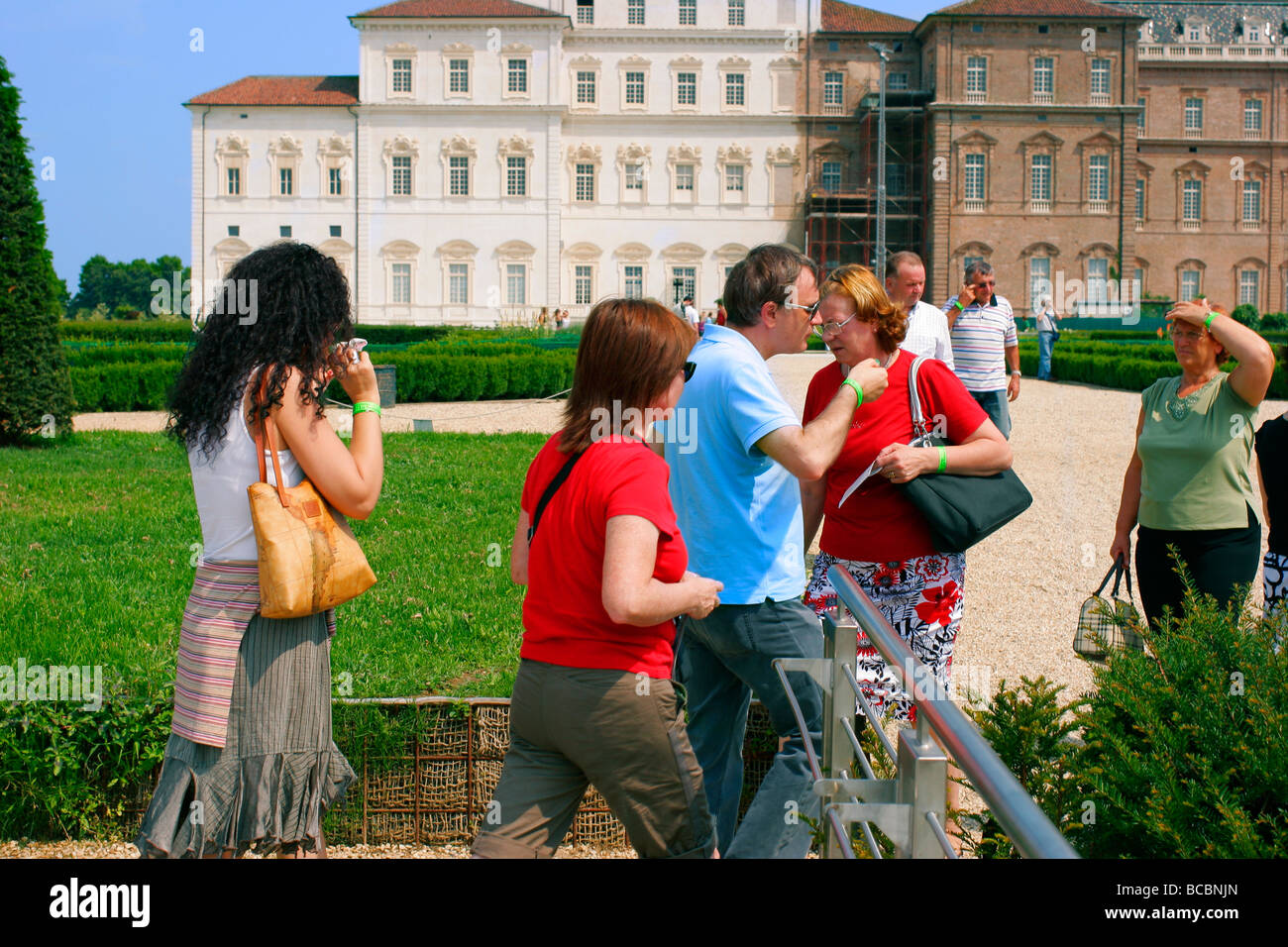 I turisti camminare e mangiare di fronte alla Reggia di Venaria, Torino. Foto Stock