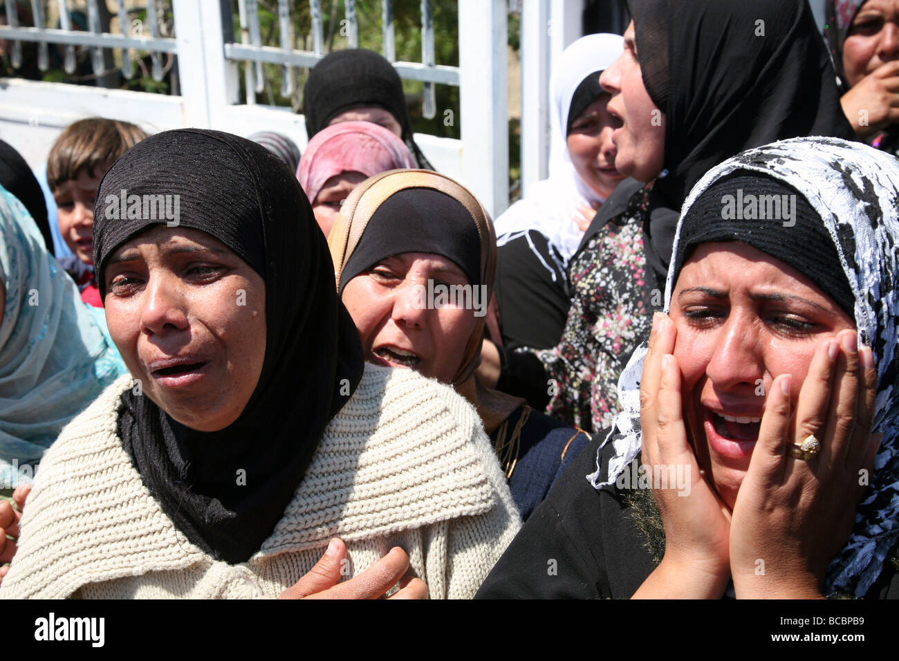 Le donne palestinesi a piangere a un funerale in Cisgiordania villaggio di Bi'lin. Foto Stock