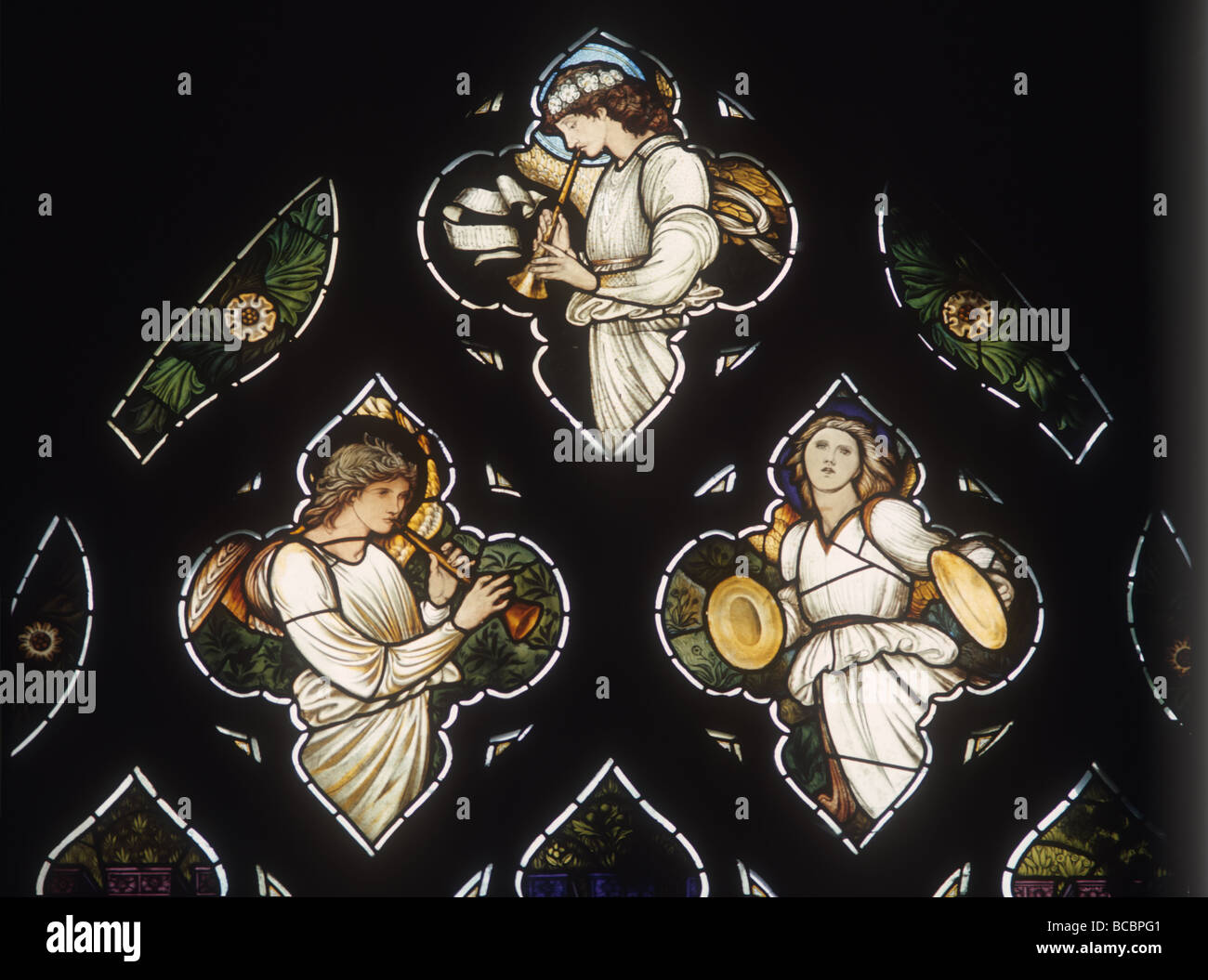 Il Musical Angeli nel Tracery della Santa Caterina finestra da Burne Jones la Chiesa di Cristo Oxford Foto Stock