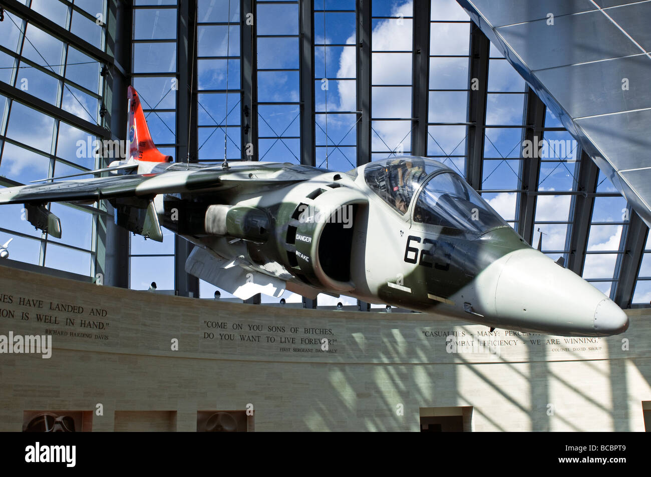 Stati Uniti Marine Corps Museum di Quantico Virginia ha una eccellente collezione di vintage aerei da combattimento & getti sul display. Foto Stock