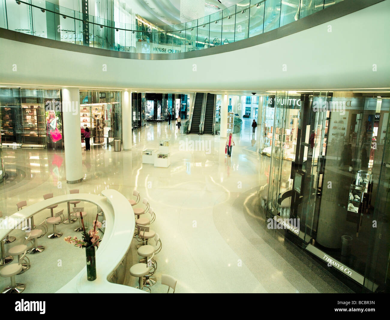 Empty Shopping Complex, Coronavirus, Covid-19, 'diving sociale' Foto Stock