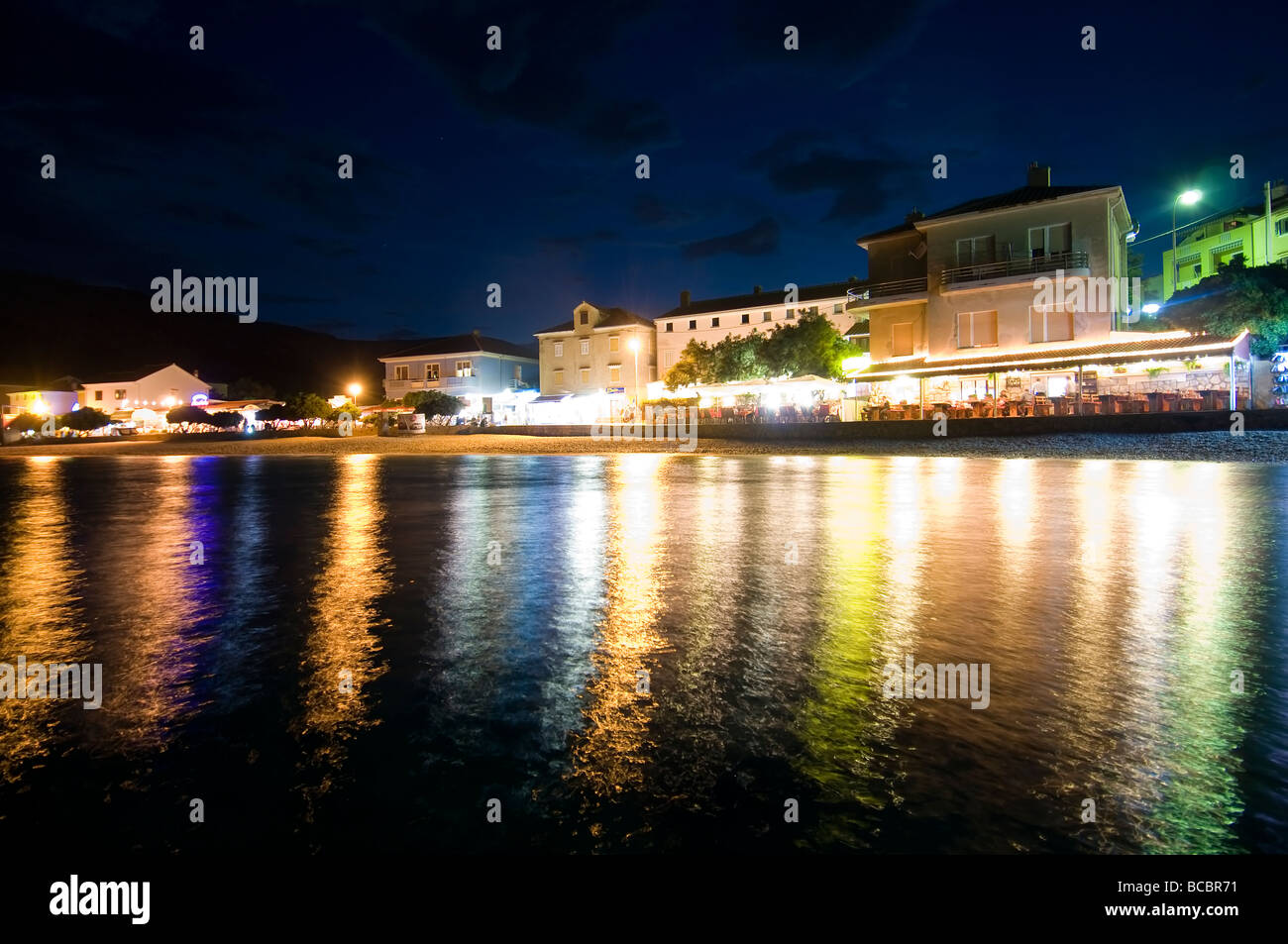 Vista panoramica notturna della città di Baska Foto Stock