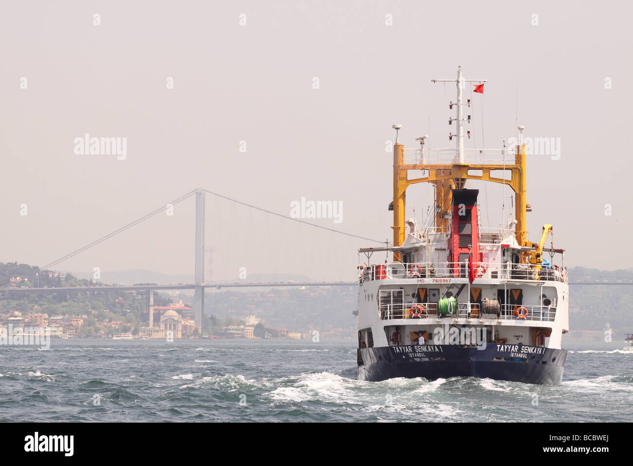 Istanbul Turchia merci nave nave passando lungo il Bosforo stretto verso il Ponte sul Bosforo che collegano l'Europa Asia Foto Stock