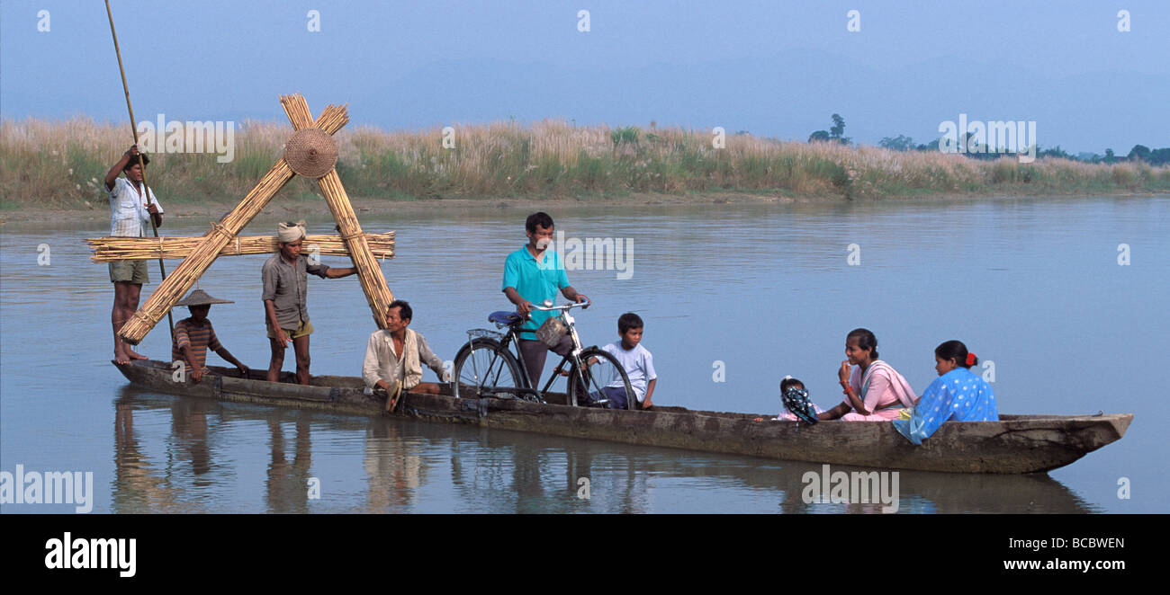 Il Nepal, Terai, il Royal Chitwan National Park (RCNP) elencati come Patrimonio Mondiale dell'UNESCO, fiume traversata in piroga Foto Stock