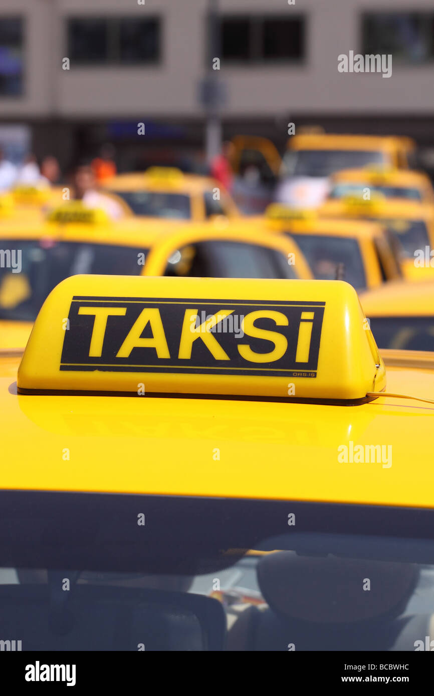 Istanbul Turchia fila di giallo taxi taksi schierate nel centro della città Foto Stock
