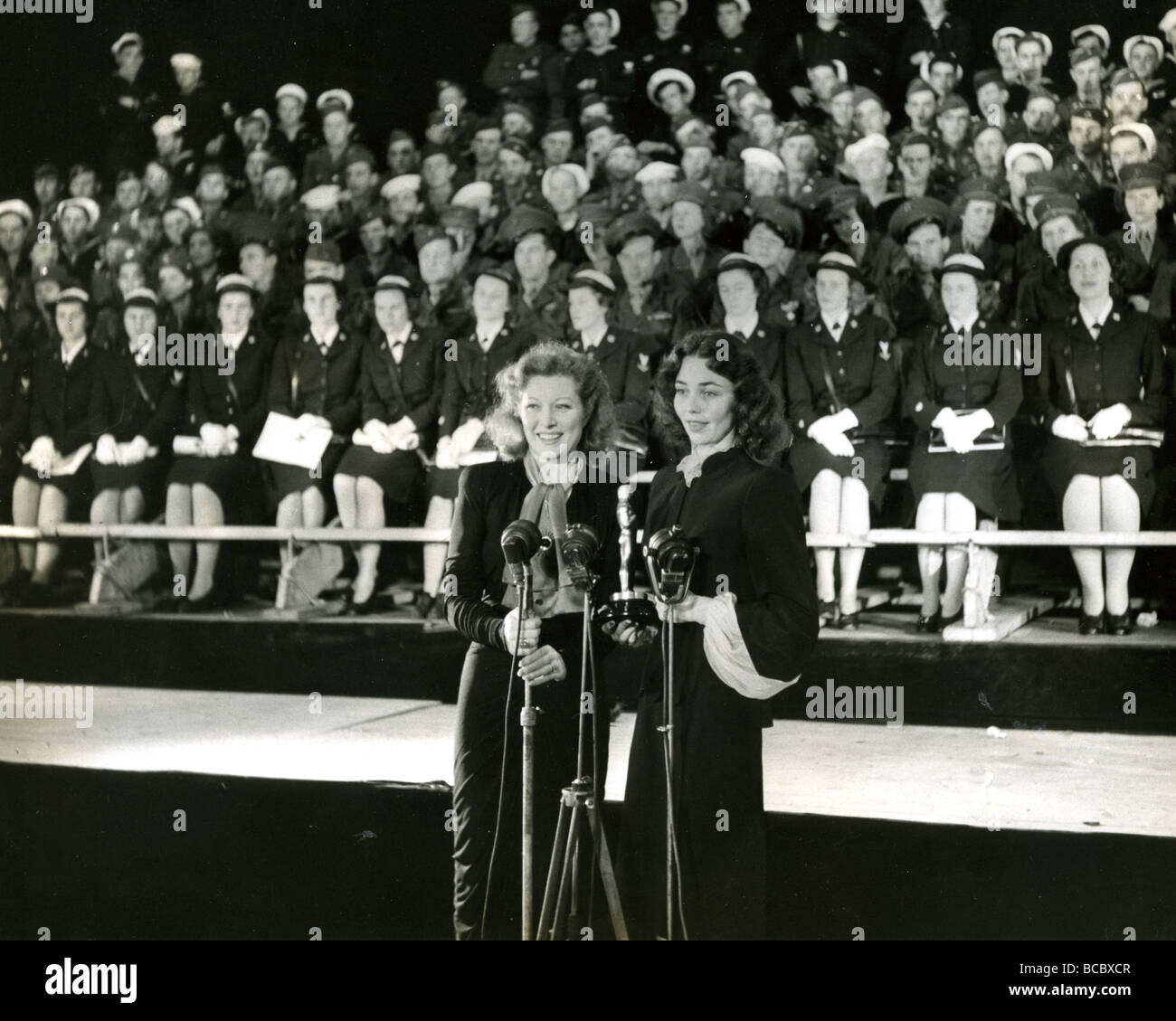 1944 Oscar Greer Garson a sinistra annuncia il Premio come Migliore Attrice per Jennifer Jones per il suo ruolo nella canzone di Bernardetta Foto Stock