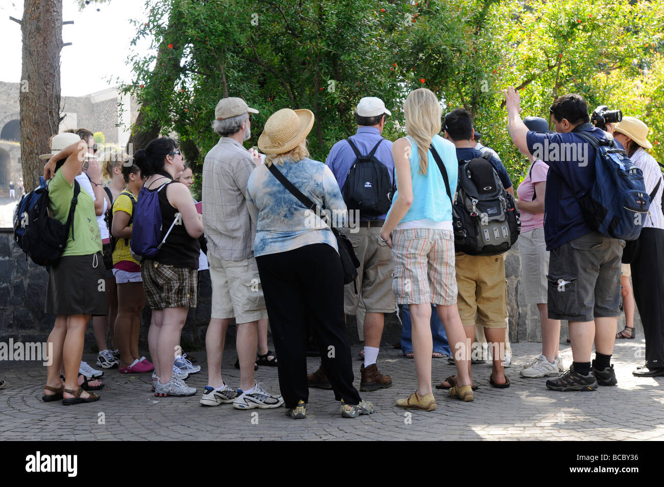 Un gruppo di turisti ascoltare una guida turistica a Pompei Italia Foto Stock
