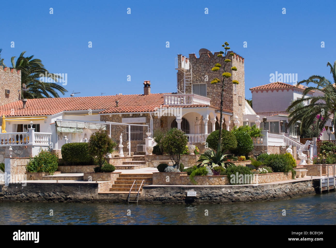 Belle ville sulla rete dei canali a Empuriabrava Costa Brava Spagna Foto Stock