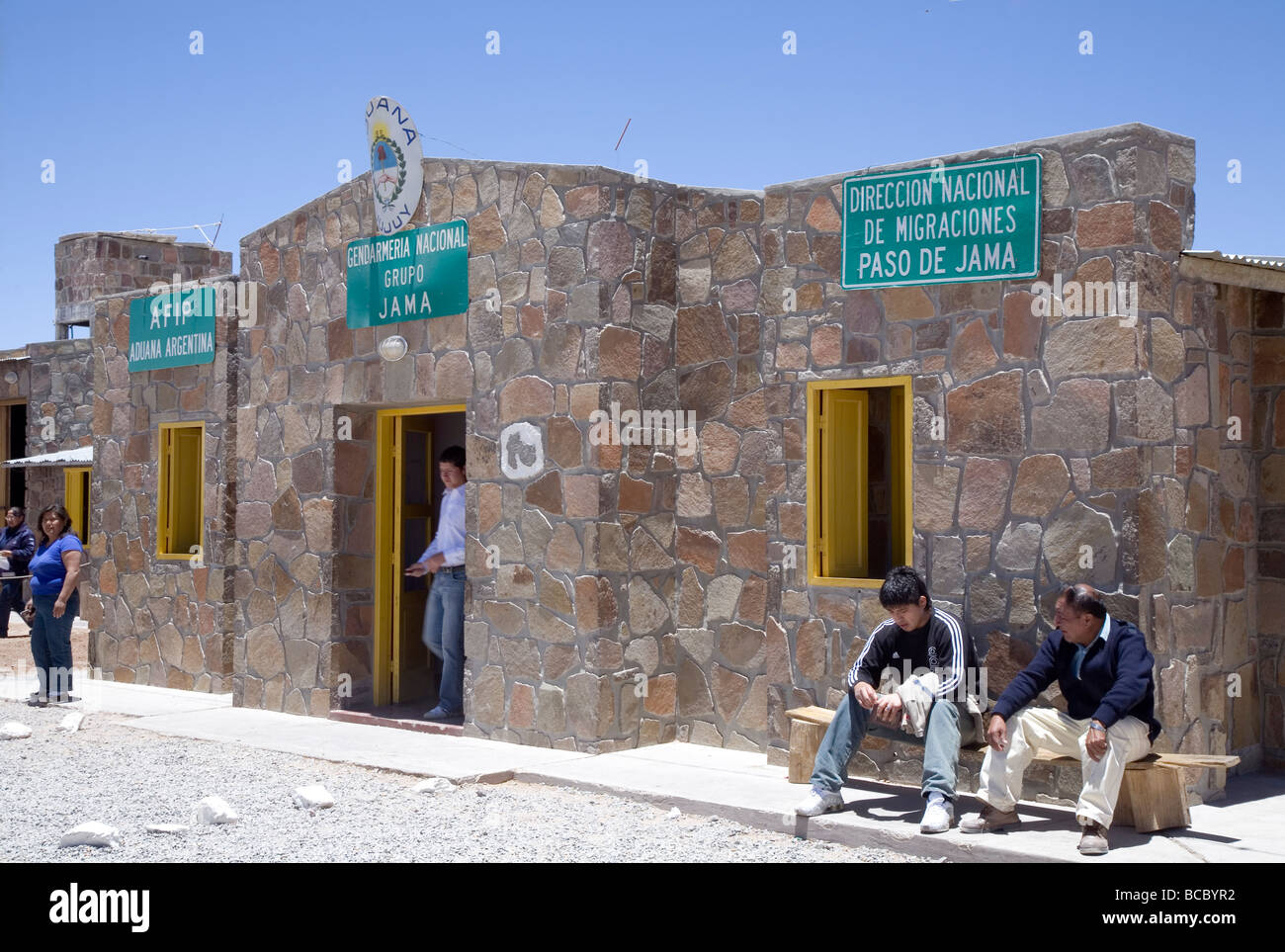 La gente in attesa presso l'argentino valico di frontiera alta delle Ande, Paso de Jama, Argentina Foto Stock