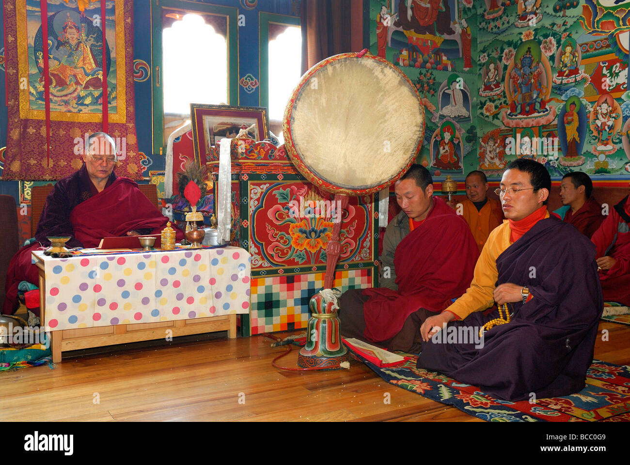 Il Bhutan, Thimphu, rituale propiziatorio in una cappella privata Foto Stock