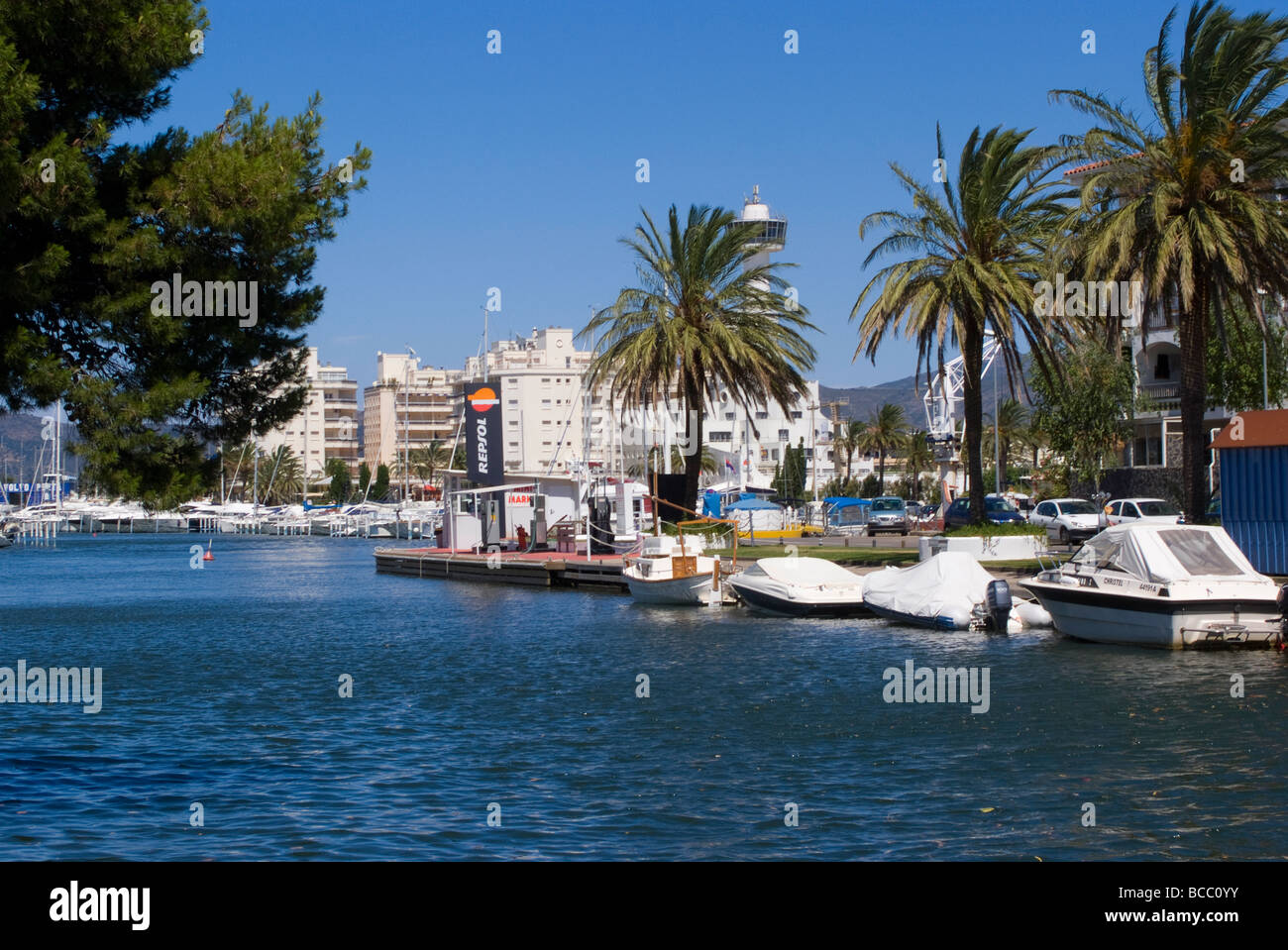 Parte della rete dei canali con ville barche e Ormeggi privati a Empuriabrava Costa Brava Spagna Europa Espana Foto Stock