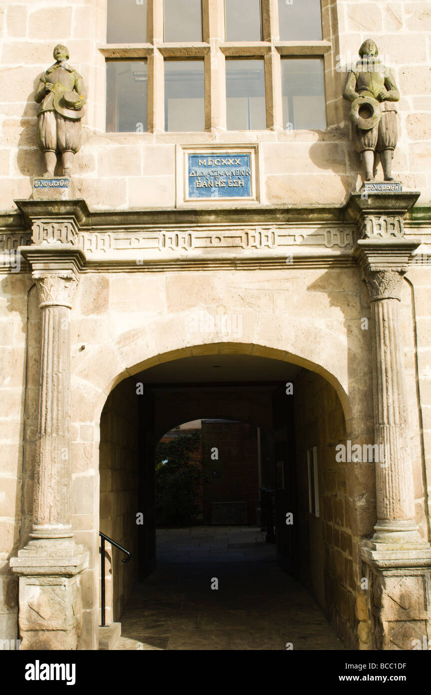 Ingresso ad arco a Shrewsbury library Foto Stock