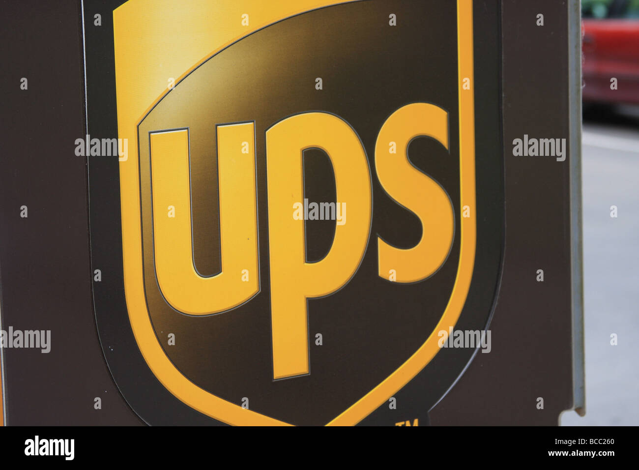 Il marrone e oro logo aziendale del pernottamento corriere UPS (United Parcel Service), sull'esterno mail drop box. Foto Stock