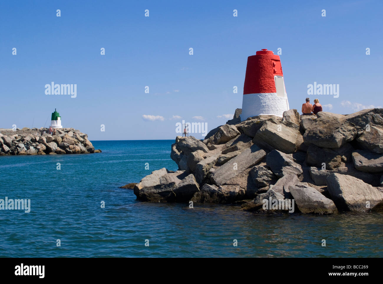 I marcatori di ingresso a Empuriabrava acqua salata Canal Rete nella baia di Roses in Costa Brava Catalogna Spagna Espana Foto Stock