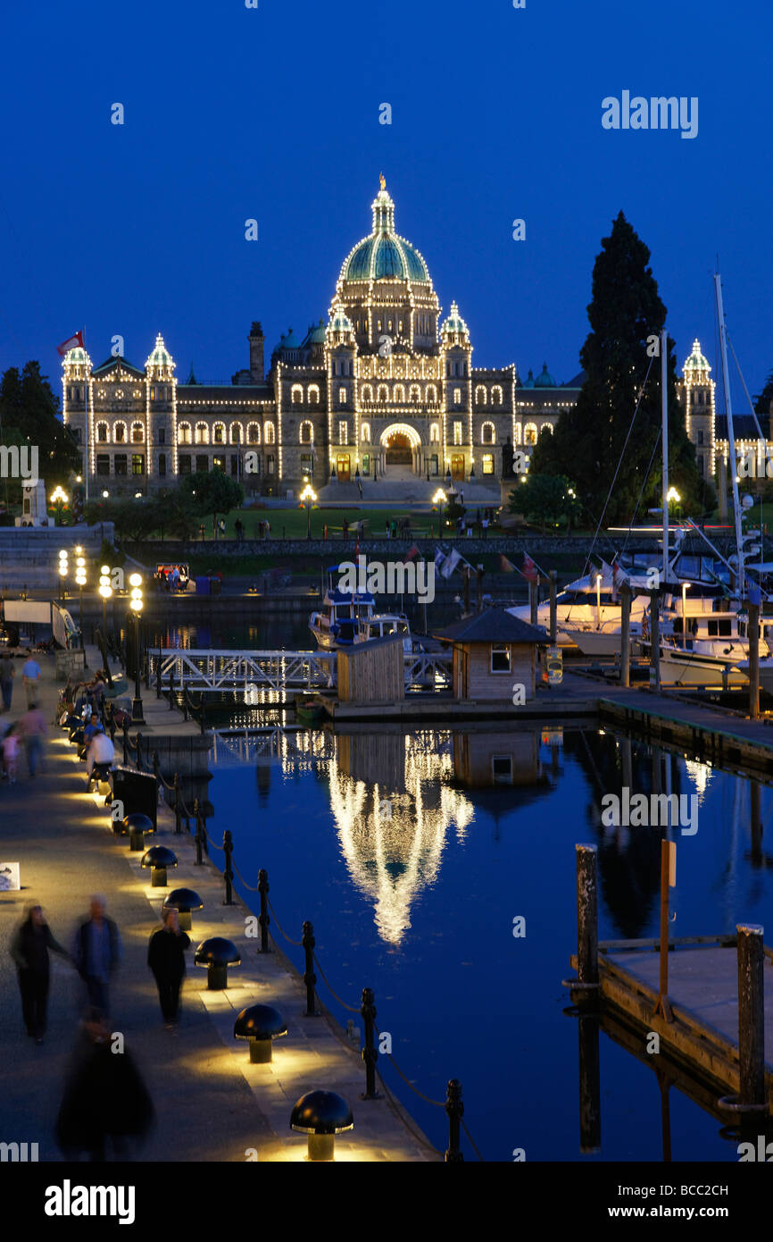 Victoria Harbour e illuminato il parlamento al crepuscolo in Victoria Isola di Vancouver Canada America del Nord Foto Stock