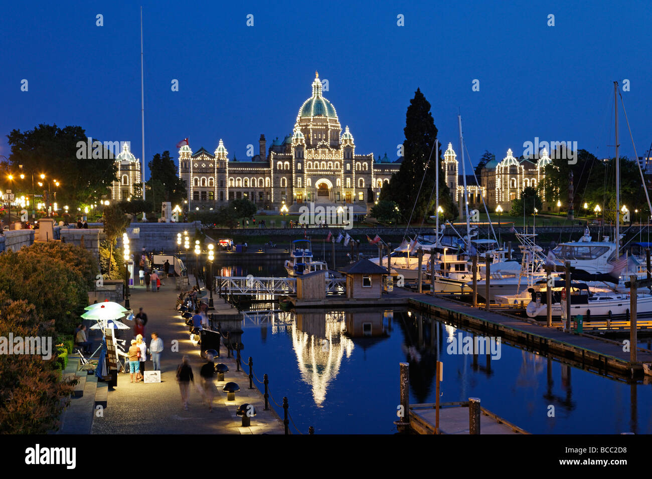 Victoria Harbour e illuminato il parlamento al crepuscolo in Victoria Isola di Vancouver Canada America del Nord Foto Stock