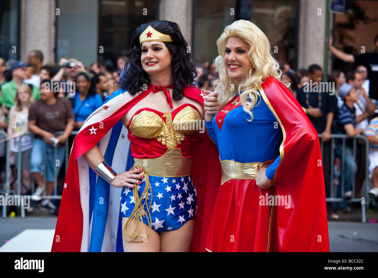 Wonderwoman e Superwoman nel 2009 Gay Pride Parade di New York City Foto Stock