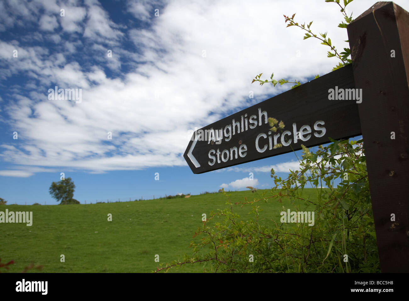 Seguire le indicazioni per Aughlish circoli di pietra nella contea di derry Londonderry Irlanda del Nord Regno Unito Foto Stock