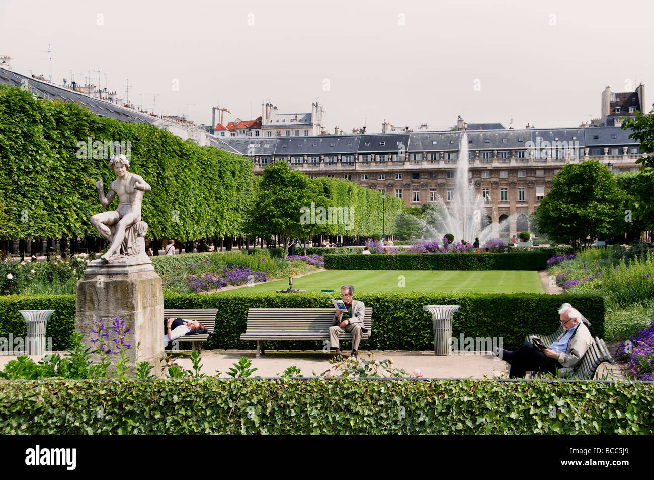 Place du Palais Royal di Parigi Giardino Francese in Francia Foto Stock