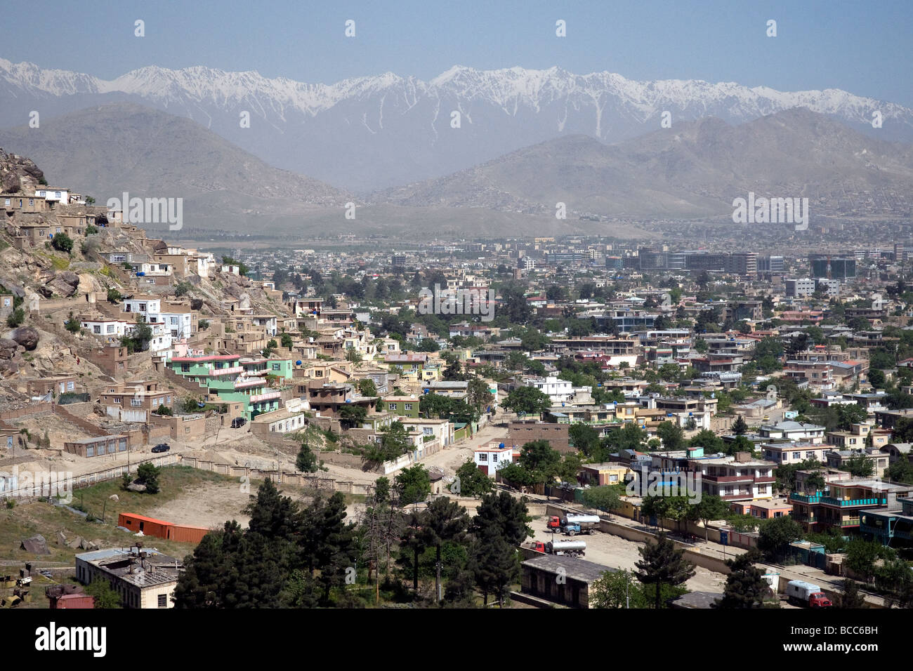 Una vista di Kabul, Afghanistan, da Koh-e Asmai, popolarmente chiamata TV mountain, la coperta di neve Koh-i Baba picchi al di là Foto Stock