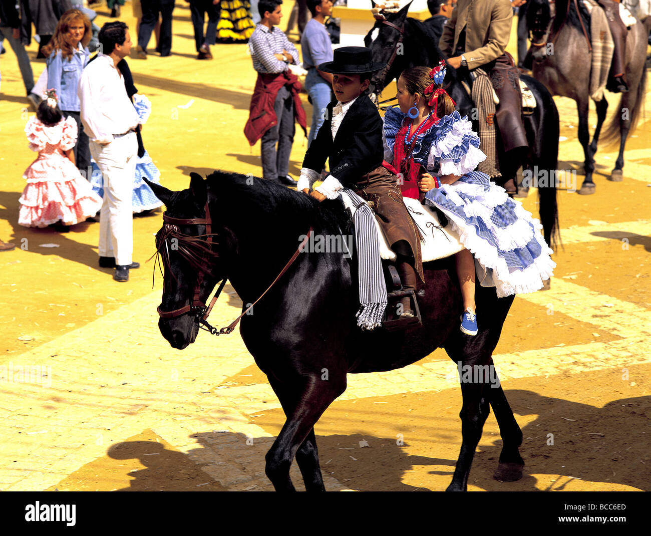 Bambini spagnoli in costume di flamenco a cavallo alla fiera dei cavalli di  Jerez de la Frontera in Spagna Foto stock - Alamy