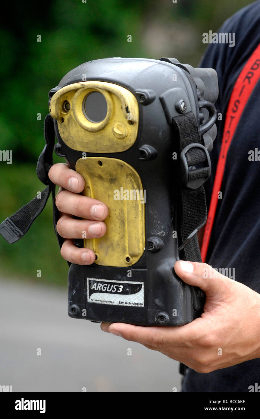 Fireman usando un "Thermal imaging fotocamera' , Gran Bretagna REGNO UNITO Foto Stock