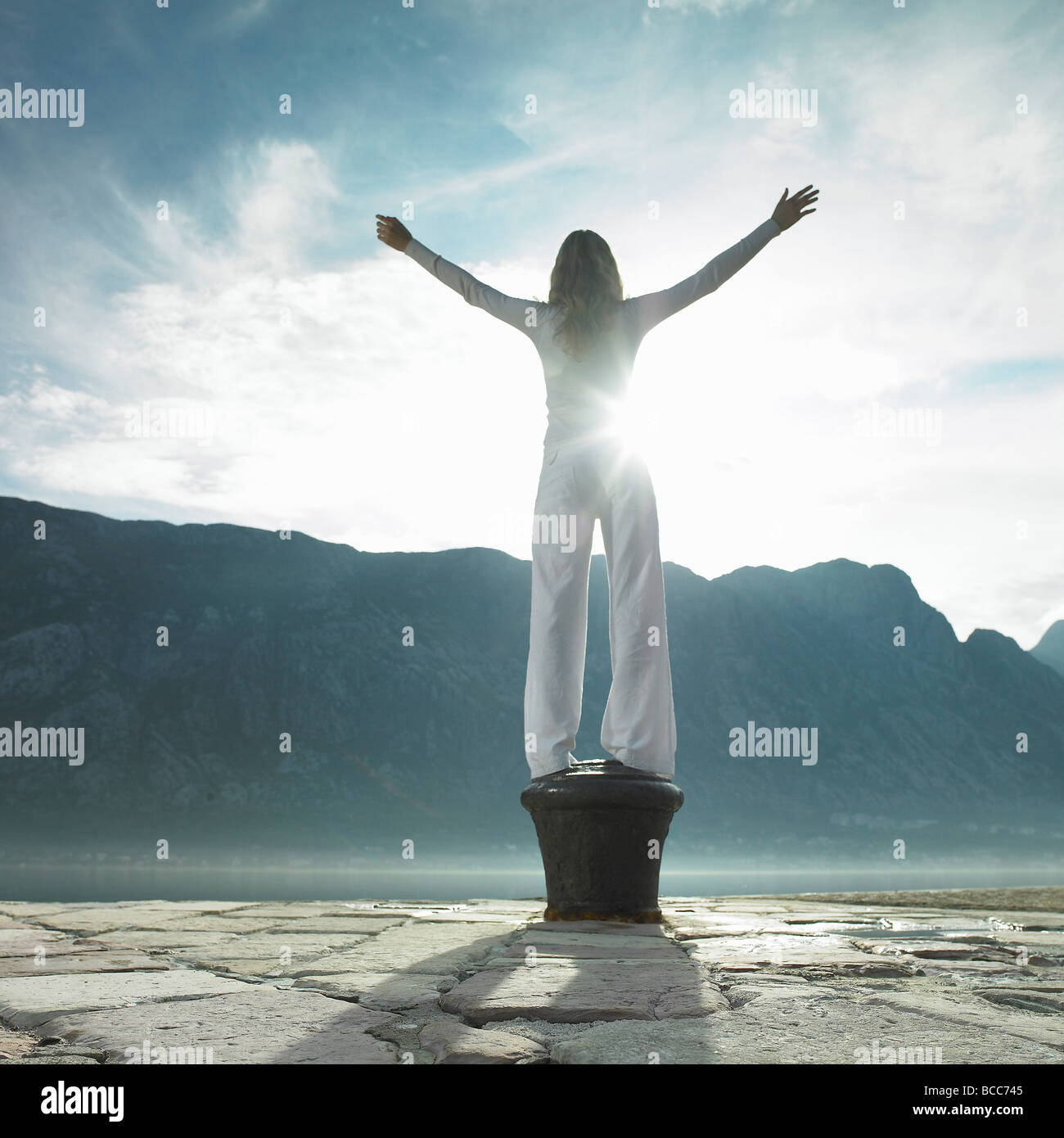 Donna che guarda al mare in Montenegro Foto Stock