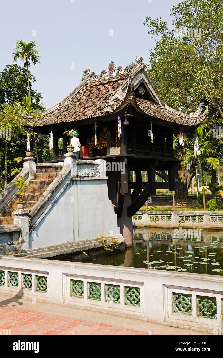 Pagoda su un pilastro ad Hanoi era originalmente assemblati nel 1049 dall'Imperatore Ly Thai Tong per la Dea della Misericordia Foto Stock