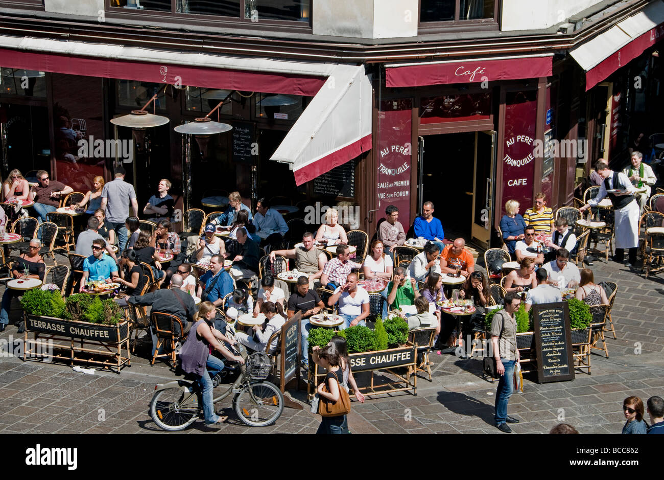 Metropolitana di Parigi architettura le Halles pavimentazione terrazza bar pub bistro cafe diner Foto Stock
