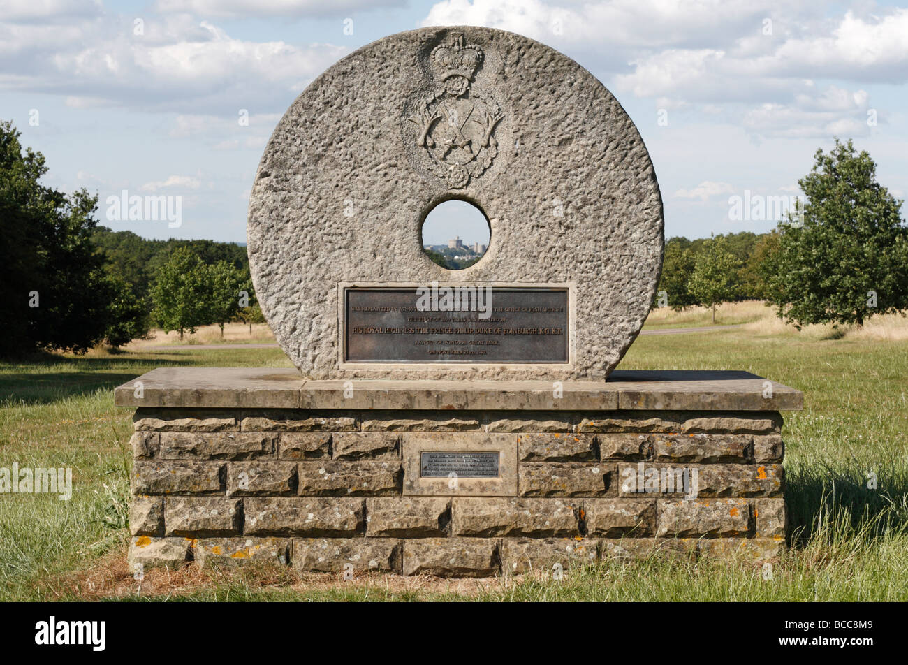 La macina memoriale sulla Queen Anne's ride in Windsor Great Park, Berkshire, Inghilterra. Il Castello di Windsor e visibile attraverso il foro. Foto Stock