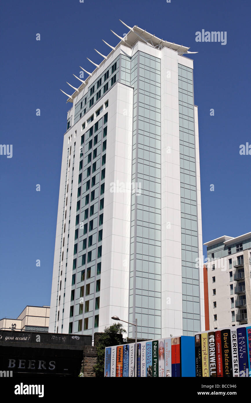 Il nuovo edificio del Radisson Hotel si trova nel centro di Cardiff, nel Galles, Regno Unito, nell'edificio Tall Tower Block High Rise Foto Stock