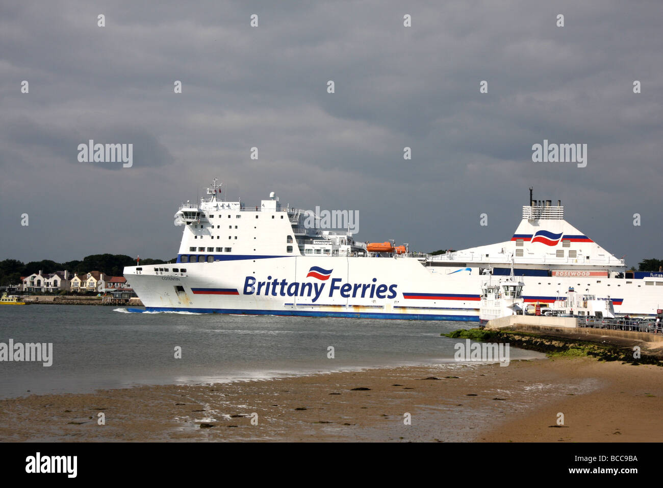 Brittany Ferries nave CONTENTIN passando Studland di barene traghetto della catena mentre entrando in porto di Poole Foto Stock