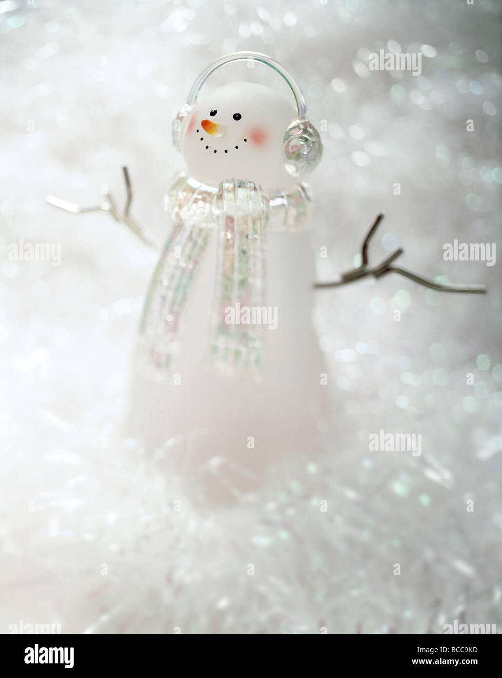 Un vetro smerigliato seduta pupazzo di neve artificiale. Foto Stock