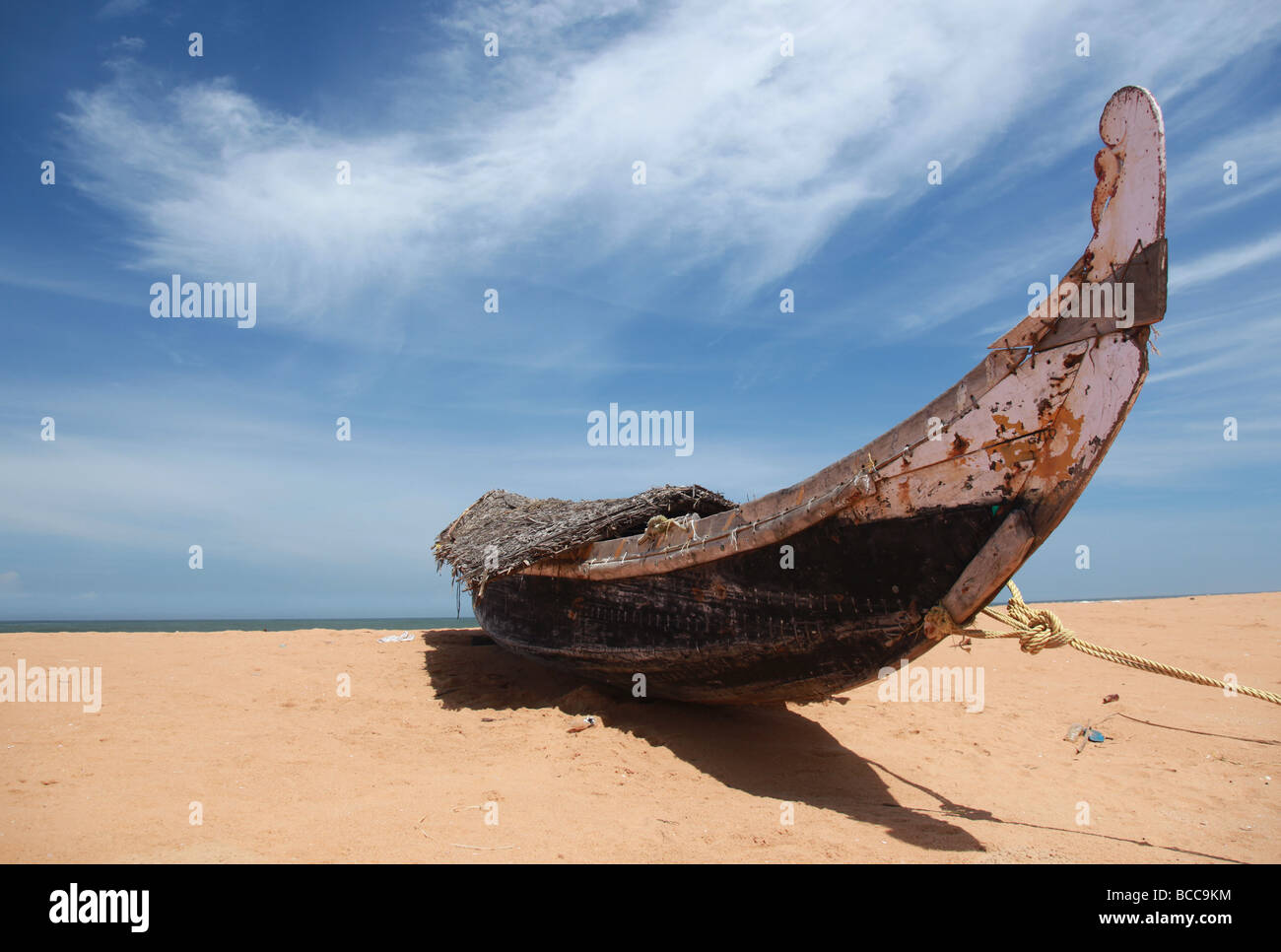Tradizionali barche da pesca su una lunga spiaggia di sabbia sulla periferia di Thiruvananthapuram in Kerala, India. Foto Stock