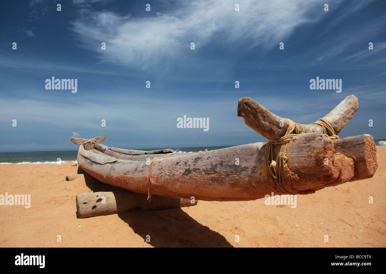 Tradizionali barche da pesca su una lunga spiaggia di sabbia sulla periferia di Thiruvananthapuram in Kerala, India. Foto Stock