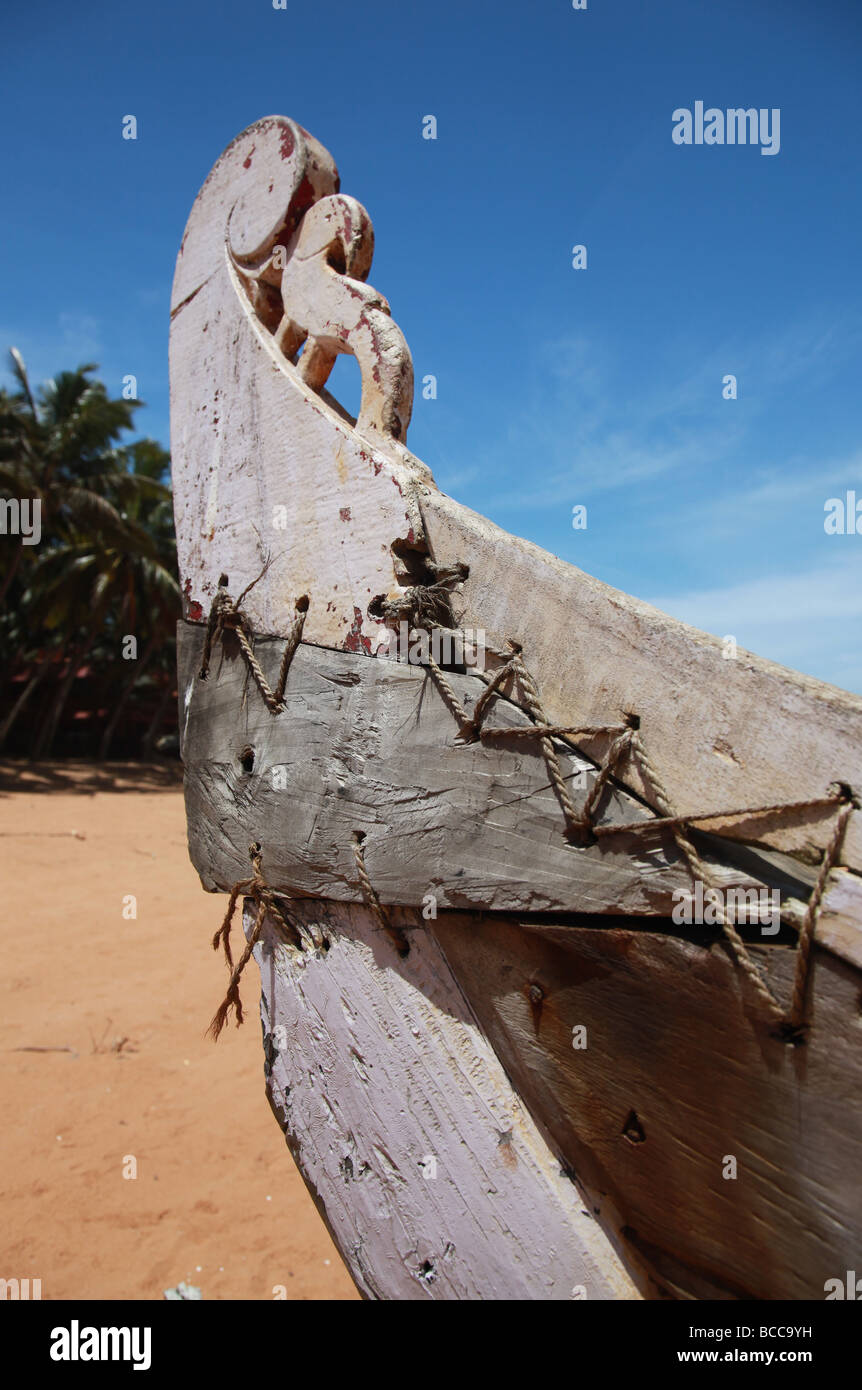 Barca su una lunga spiaggia di sabbia sulla periferia di Thiruvananthapuram in Kerala, India. Foto Stock