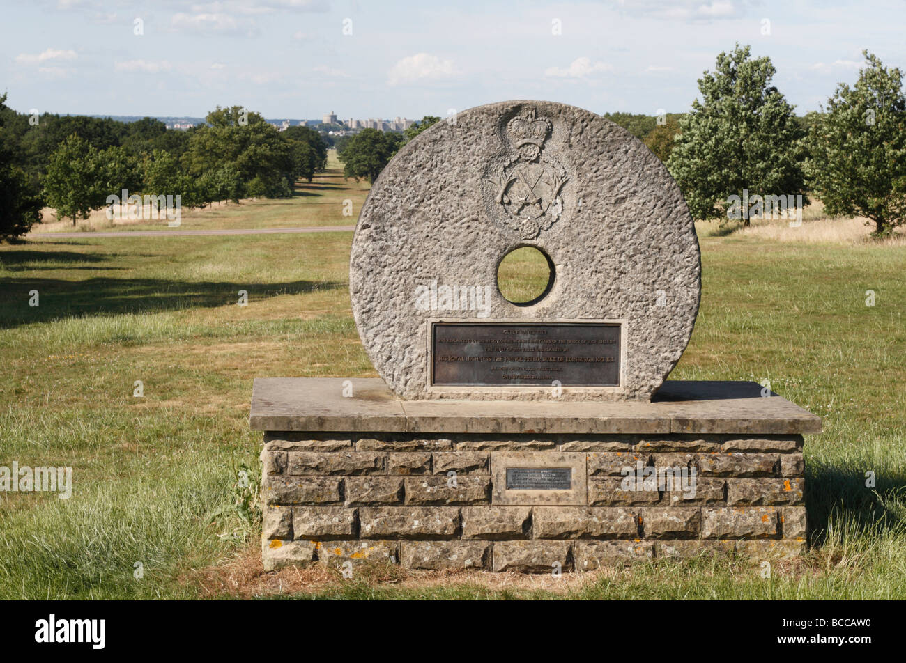 La macina memoriale sulla Queen Anne's ride in Windsor Great Park, Berkshire, Inghilterra. Il Castello di Windsor e visibile in lontananza. Foto Stock