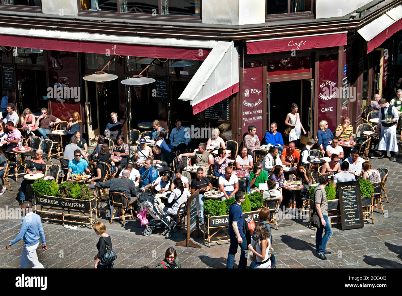 Metropolitana di Parigi architettura le Halles pavimentazione terrazza bar pub bistro cafe diner Foto Stock
