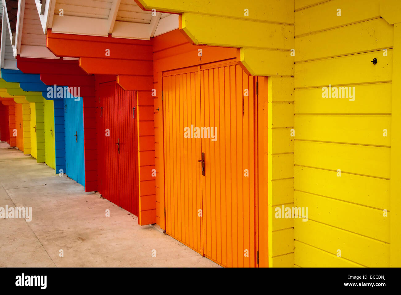 Vivacemente colorato mare chalets per le vacanze sul lungomare di North Bay Scarborough North Yorkshire England Regno Unito Europa Foto Stock