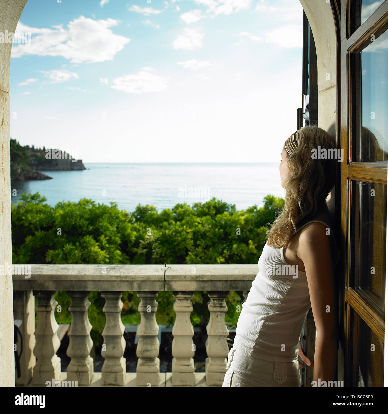 Donna Sul Balcone Immagini E Fotografie Stock Ad Alta Risoluzione Alamy 