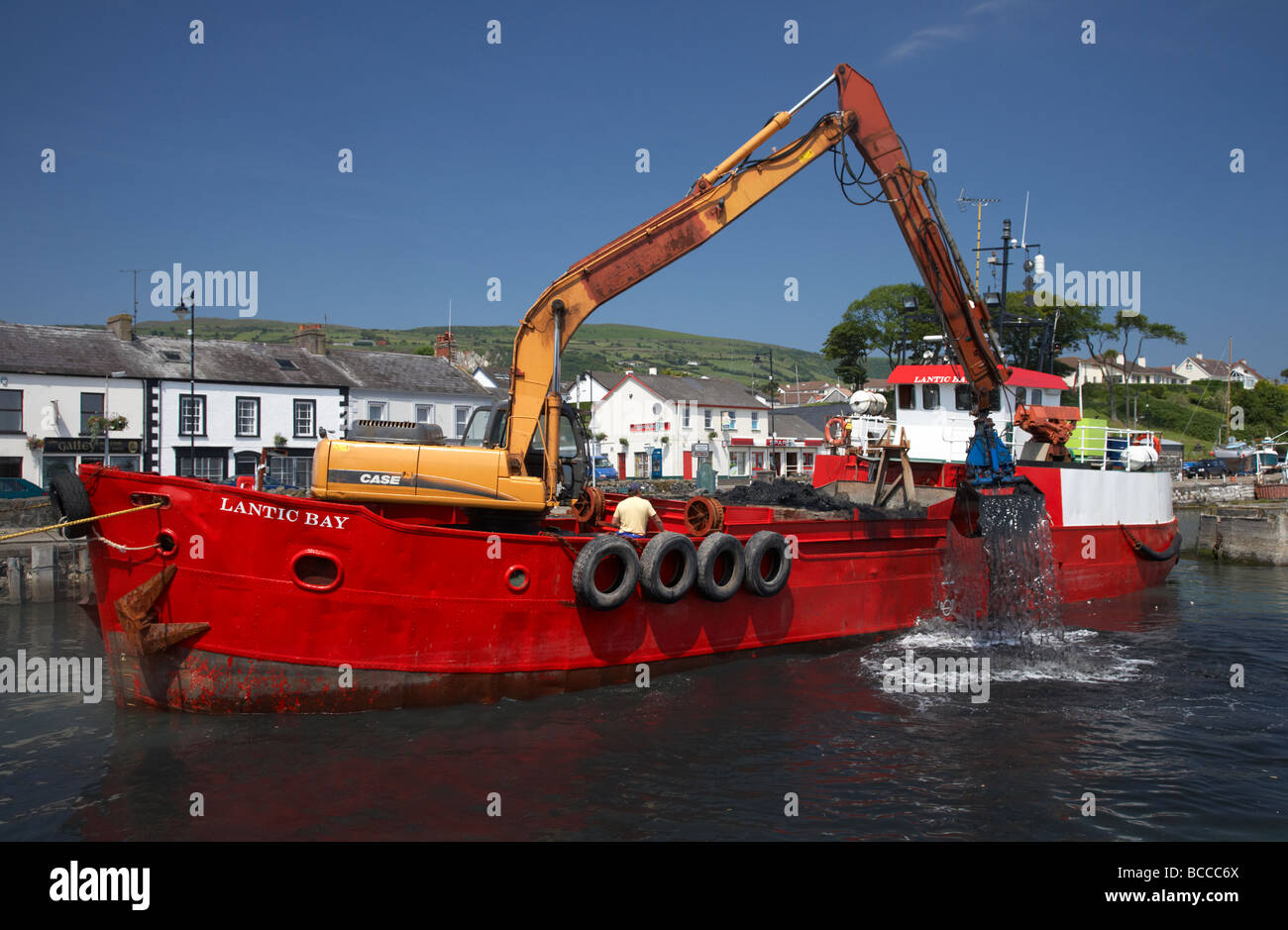 Nave contenente scavatrice di dragaggio porto carnlough County Antrim Irlanda del Nord Regno Unito Foto Stock